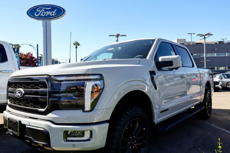 electric-vehicle-sales-fall-as-hybrids-continue-to-gain-market-share:-eia