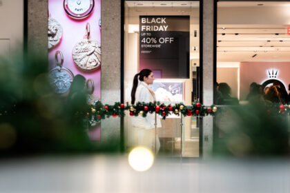 us-retail-sales-flat-in-december,-missing-expectations
