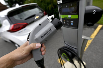 ottawa-plans-to-add-8,000-new-electric-vehicle-charging-ports-in-canada