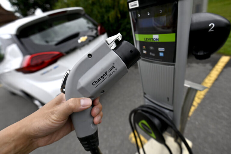 ottawa-plans-to-add-8,000-new-electric-vehicle-charging-ports-in-canada