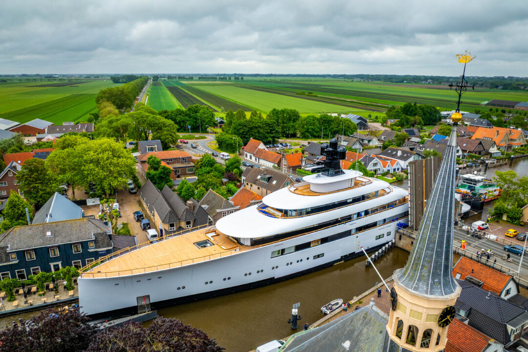 world’s-billionaire-population-surges-to-new-record-high:-ubs