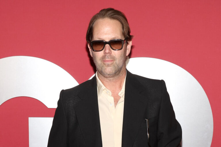 meta-hires-longtime-apple-designer-alan-dye-to-lead-new-creative-studio