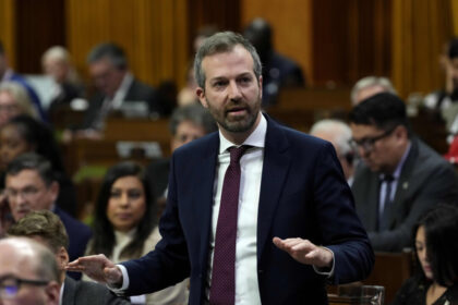 procurement-minister-says-loans-to-canada-post-aren’t-a-‘long-term-solution’