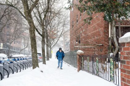 us-jobless-claims-edge-lower-as-winter-storm-effects-linger