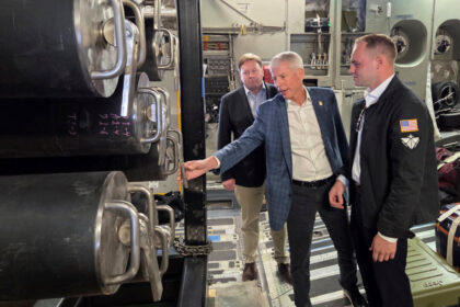 us-military-conducts-first-airlift-of-next-gen-nuclear-reactor-to-utah