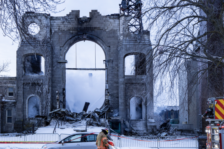 fire-destroys-historic-montreal-church,-food-bank 
