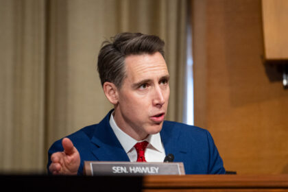 hawley-joins-trump-in-proposing-tariff-rebates-for-families