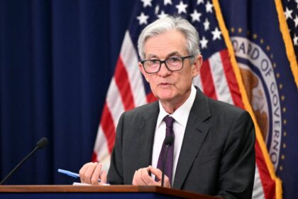 fed-leaves-interest-rates-unchanged,-2-officials-dissent