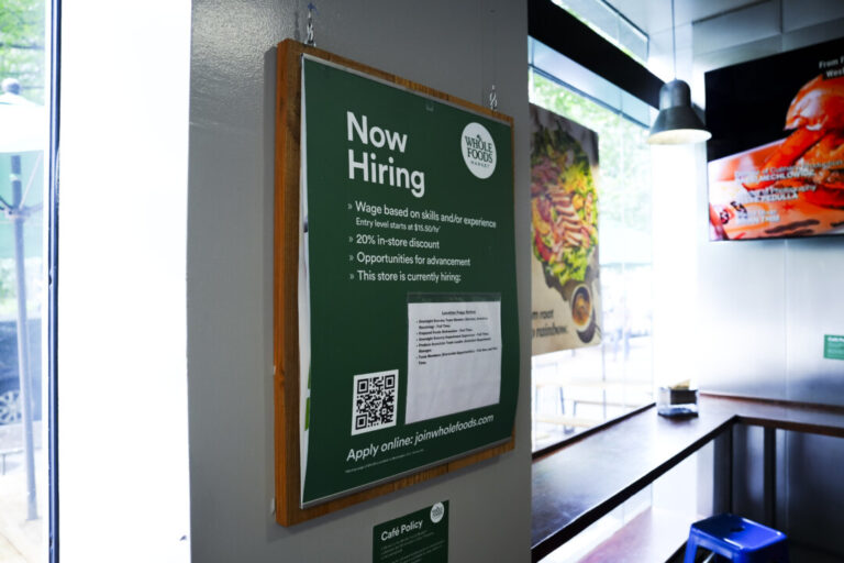 low-layoffs-continue-as-us-weekly-jobless-claims-slip-to-213,000