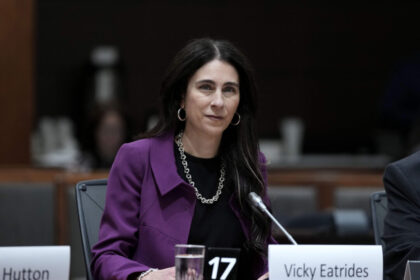 crtc-to-eliminate-fees-when-cancelling-or-switching-cellphone-and-internet-plans