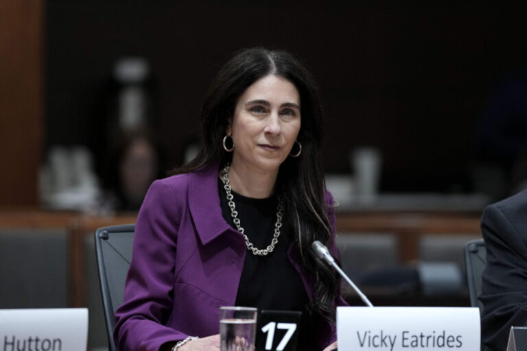 crtc-to-eliminate-fees-when-cancelling-or-switching-cellphone-and-internet-plans