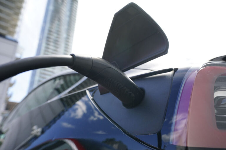 48-ontario-municipal-leaders-call-on-ottawa-to-scrap-ev-mandate