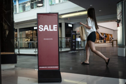 us-growth-nearly-stalls-as-4th-quarter-gdp-revised-to-0.7-percent