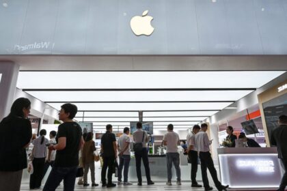 apple-closes-china-store-for-the-first-time-as-market-weakens