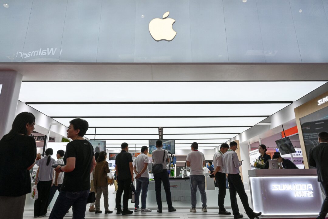 apple-closes-china-store-for-the-first-time-as-market-weakens