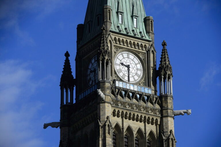 canadians-overwhelmingly-back-ending-the-twice-yearly-clock-change,-survey-finds