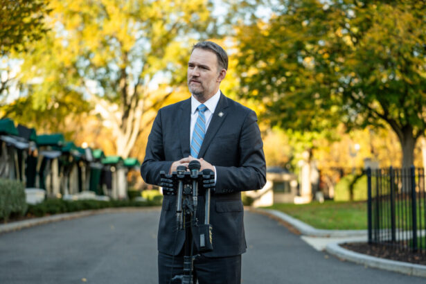 trump-trade-rep-says-canada-behind-mexico-in-free-trade-talks