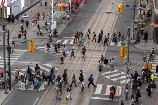 canada-records-first-annual-population-decrease-in-2025:-statcan