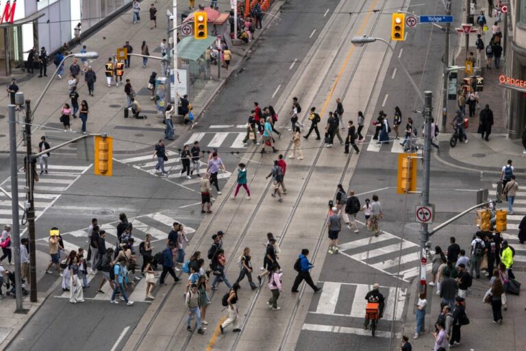 canada-records-first-annual-population-decrease-in-2025:-statcan