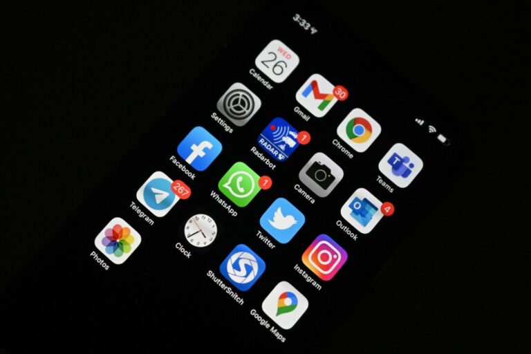 cyber-actors-linked-to-russia-targeting-users-of-messaging-apps,-fbi-says