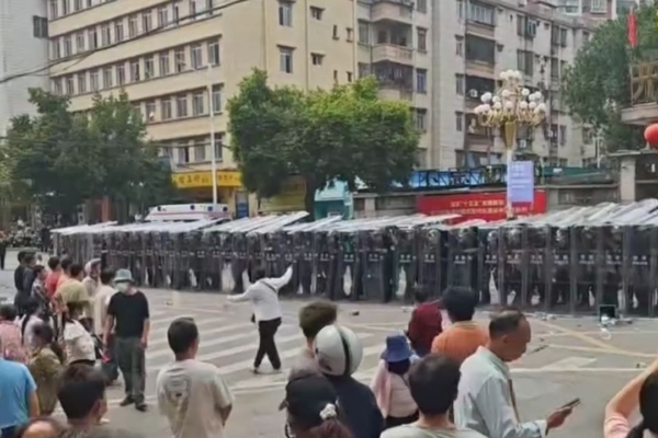 hundreds-clash-with-police-in-southern-china-over-cremation-facility-project