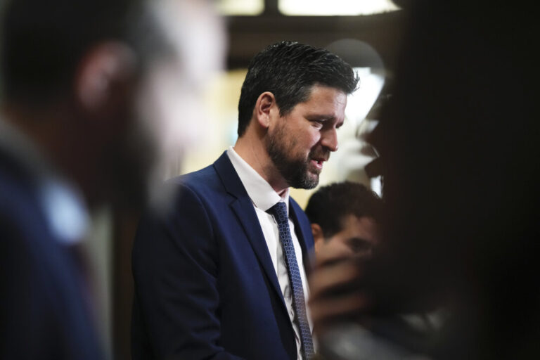 former-immigration-minister-says-he-should-have-capped-international-students-sooner-in-‘hindsight’