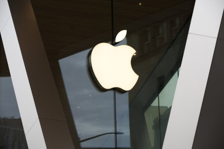 apple-to-invest-$400-million-in-us-manufacturing-with-4-new-partners