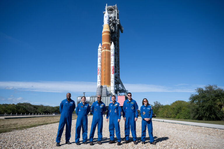 ‘the-crew-is-ready’:-canadian-to-be-voice-link-to-artemis-ii-moon-mission