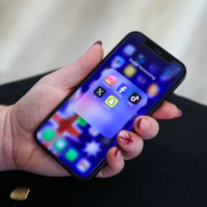 australia-targets-‘endless-feeds’,-fomo-in-tweak-to-under-16-social-media-ban