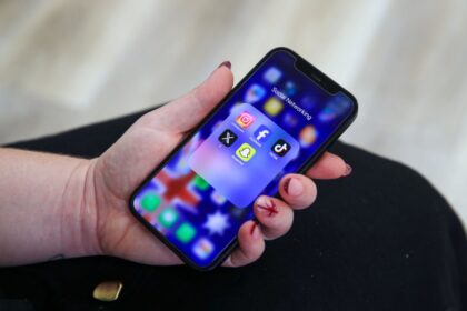 australia-targets-‘endless-feeds’,-fomo-in-tweak-to-under-16-social-media-ban