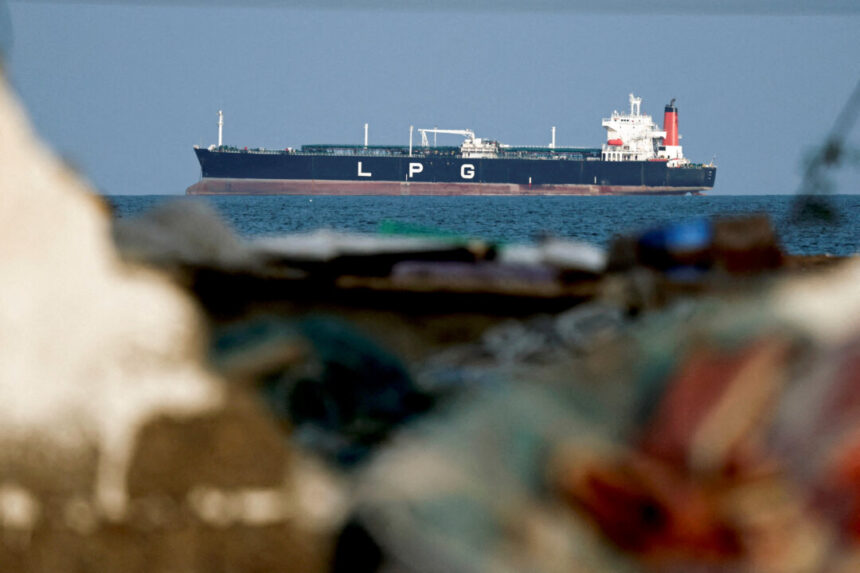 french-navy-chief-urges-china-to-take-more-action-to-reopen-hormuz-strait