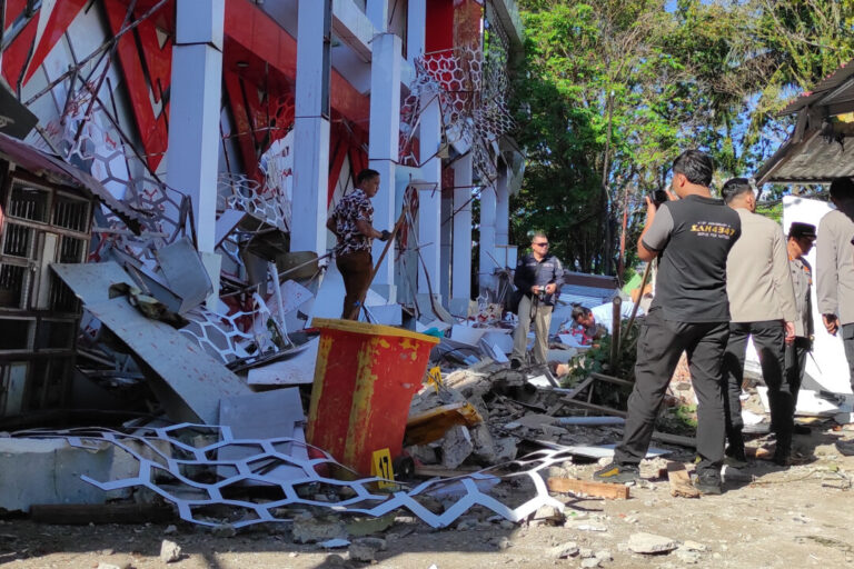 earthquake-in-indonesia-kills-at-least-1-person-and-sets-off-small-tsunami