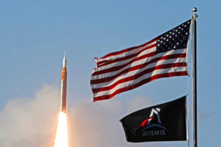 white-house-requests-additional-$900-million-for-moon-landing,-base-in-budget-proposal