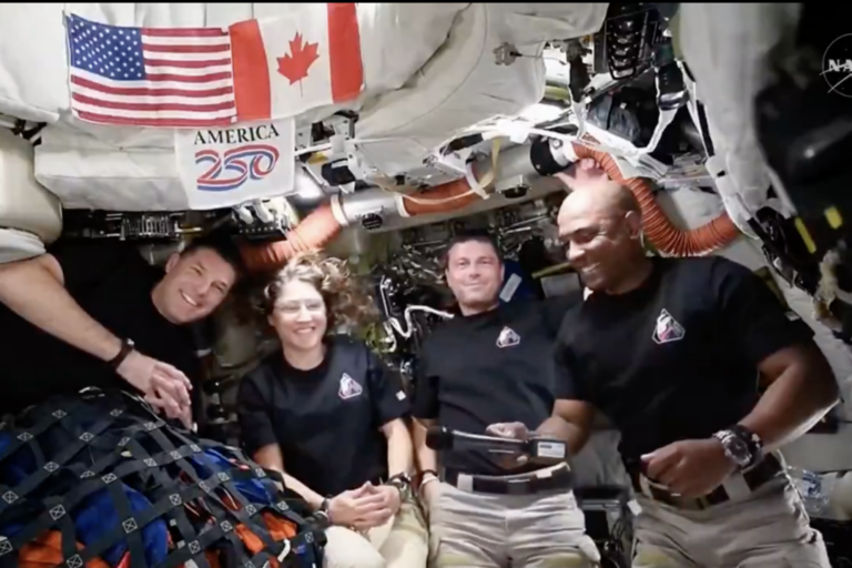 trump-to-canadian-artemis-ii-astronaut:-wayne-gretzky-is-‘proud-of-you’