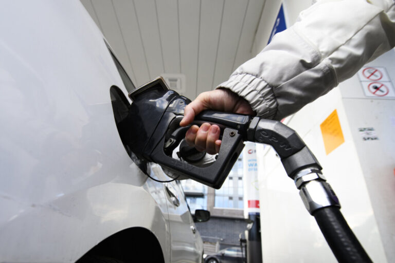 canadians-put-fuel-tax-cuts-as-top-response-for-ottawa-amid-soaring-gas-prices:-poll