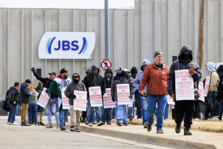 3,800-meatpacking-workers-reach-new-deal-at-major-us-beef-plant