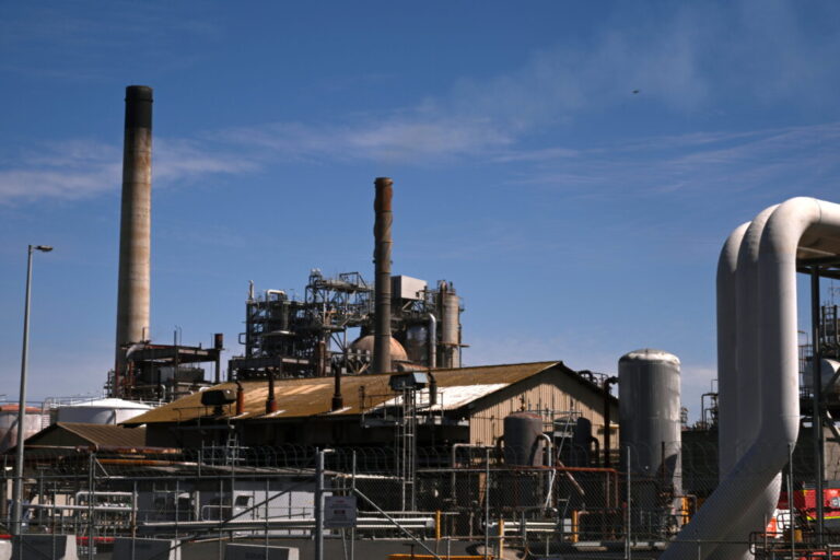 blaze-engulfs-1-of-australia’s-last-2-oil-refineries-amid-fuel-supply-chain-concerns