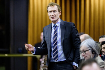 ottawa-‘very-seriously’-considering-banning-social-media-for-youth:-minister