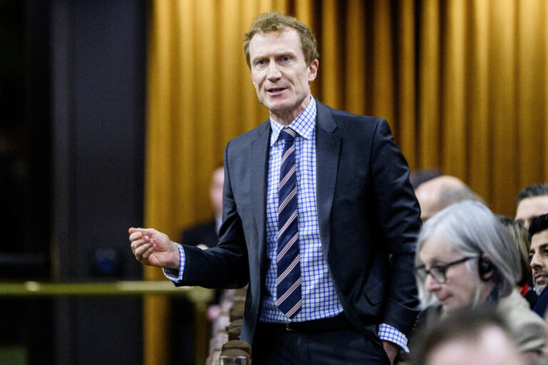 ottawa-‘very-seriously’-considering-banning-social-media-for-youth:-minister