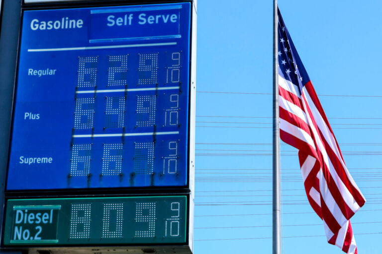 gas-prices-tick-lower-as-oil-dips