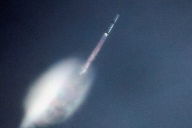 blue-origin-successfully-lands-reused-rocket-booster-for-1st-time