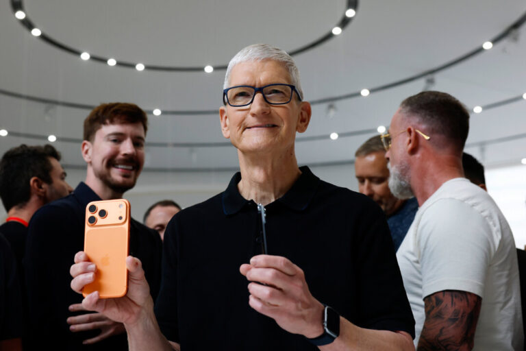 apple-ceo-tim-cook-to-step-down,-john-ternus-named-new-chief