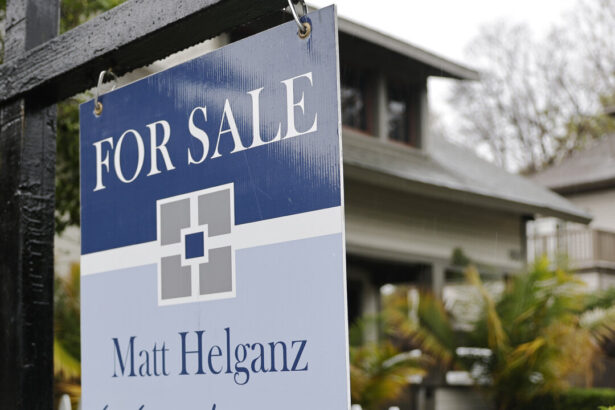 mortgage-demand-surges-as-interest-rates-fall-for-3rd-straight-week:-mba