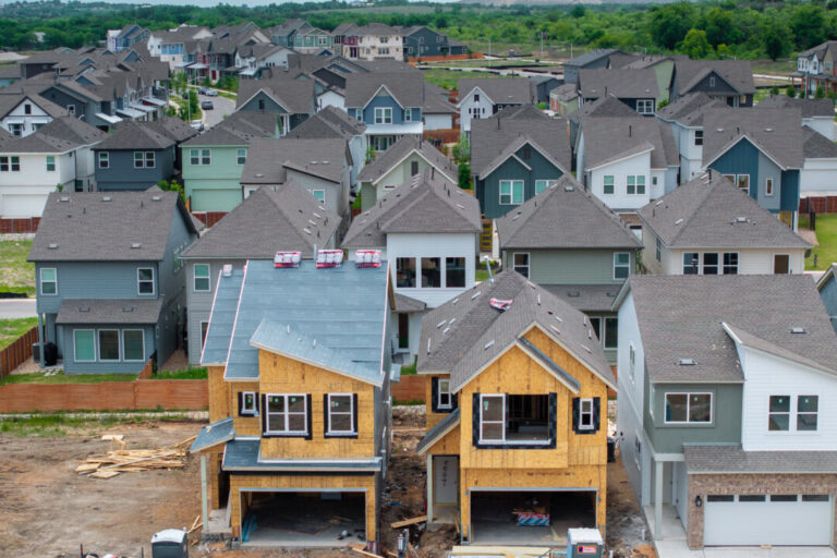 us-homebuilders-lean-on-incentives-to-unload-homes-in-challenging-market