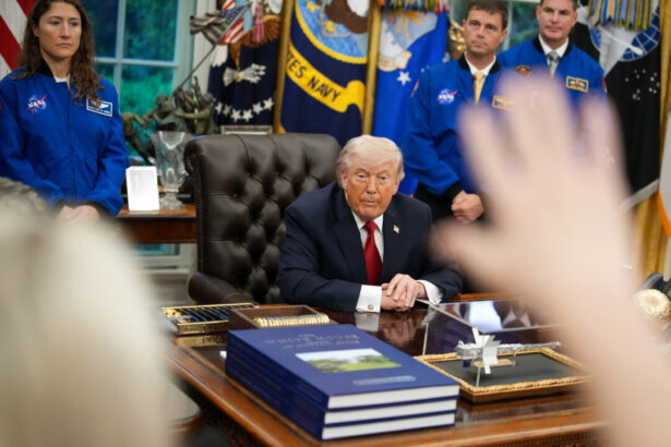 artemis-ii-astronauts-meet-with-trump-in-oval-office-ceremony