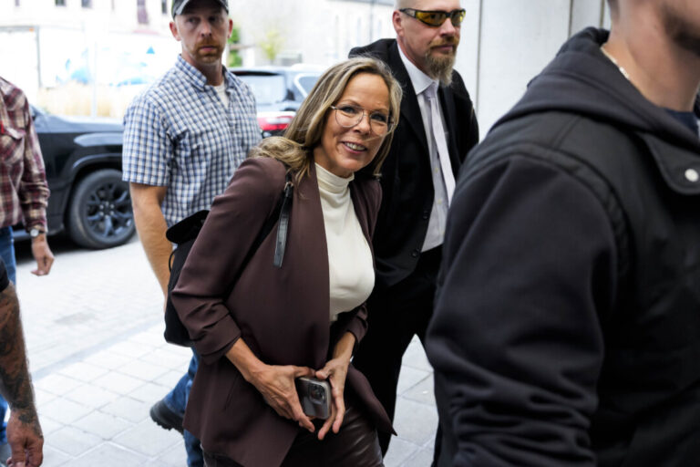 freedom-convoy-organizer-tamara-lich-sues-ottawa-police,-crown-for-wrongful-prosecution
