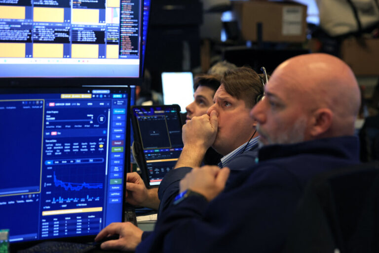 wall-street-review:-nasdaq-closes-above-25,000-for-1st-time-ever-on-strong-tech-earnings