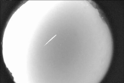 a-bright-moon-may-dim-the-eta-aquarid-meteor-shower-made-up-of-halley’s-comet-debris