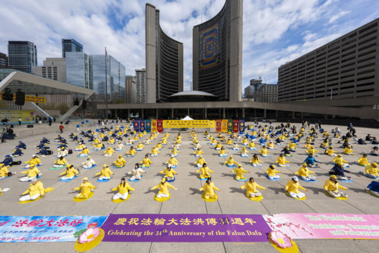hundreds-gather-in-toronto-to-celebrate-34th-world-falun-dafa-day