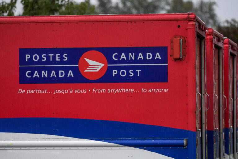 feds-greenlight-$673-million-to-keep-canada-post-afloat-this-year
